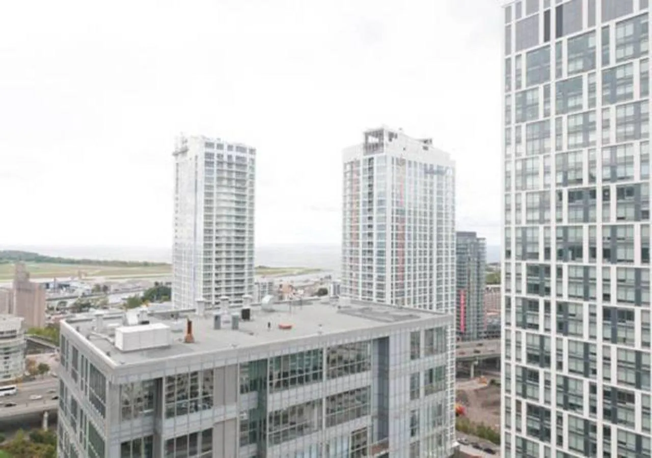 N2N Suites - Downtown Lake & City View Apartments Toronto Canada
