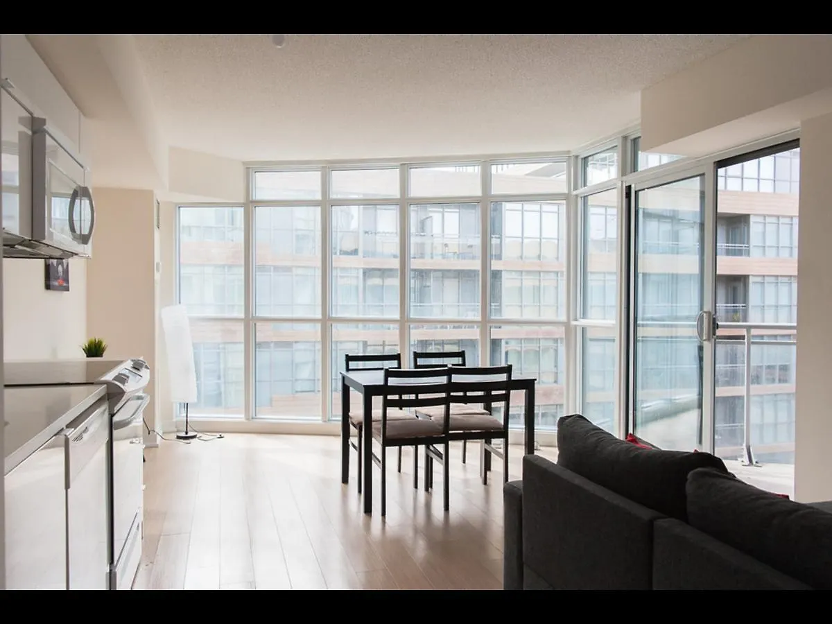 N2N Suites - Downtown Lake & City View Apartments Toronto