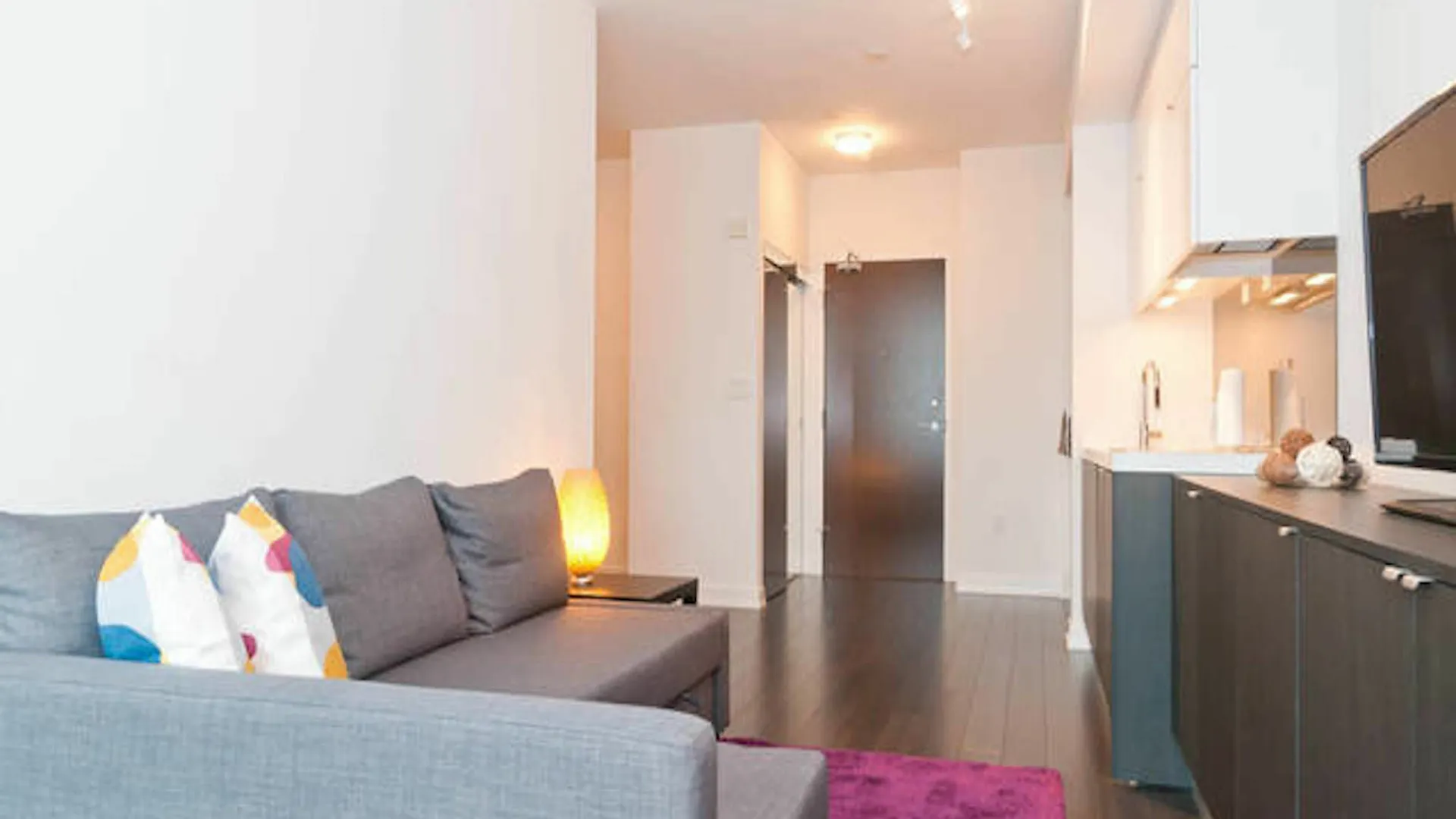 N2N Suites - Downtown Lake & City View Apartments Toronto Canada