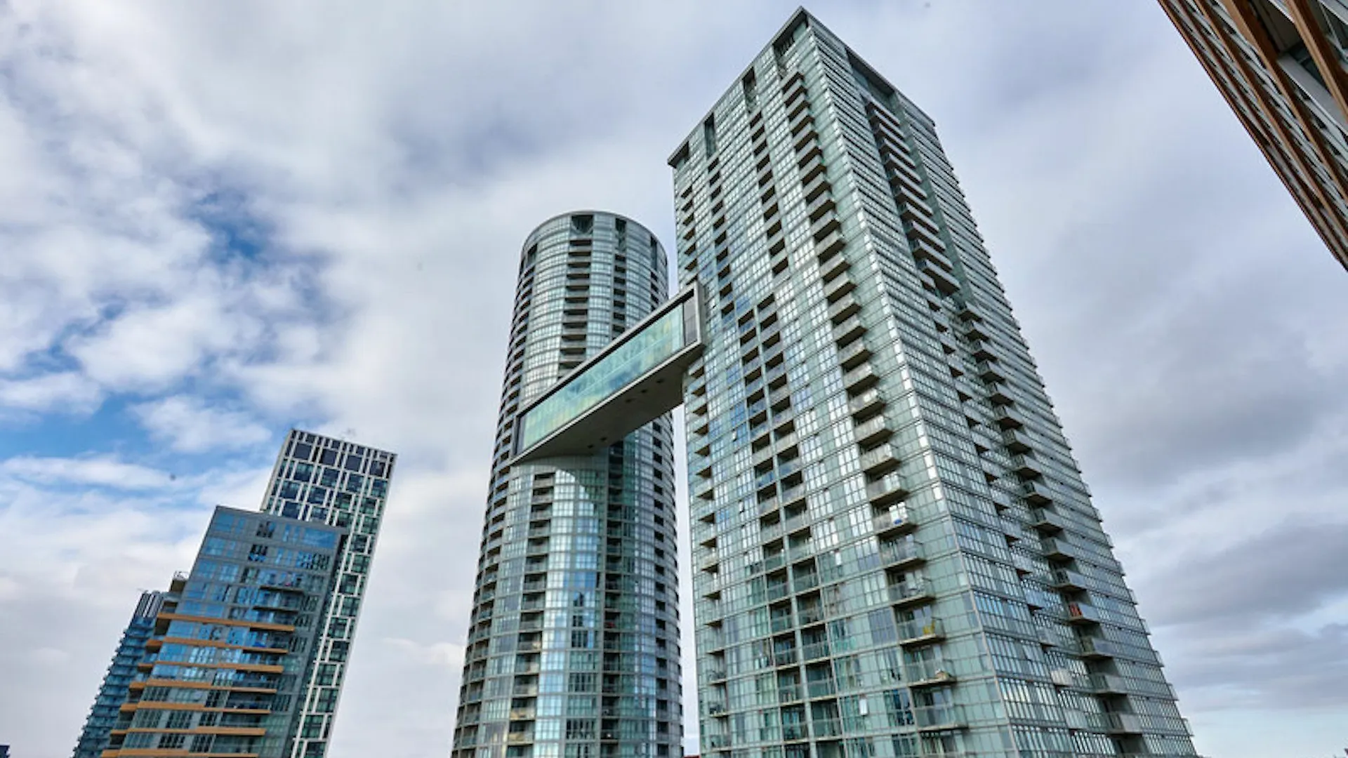 N2N Suites - Downtown Lake & City View Apartments Toronto Canada