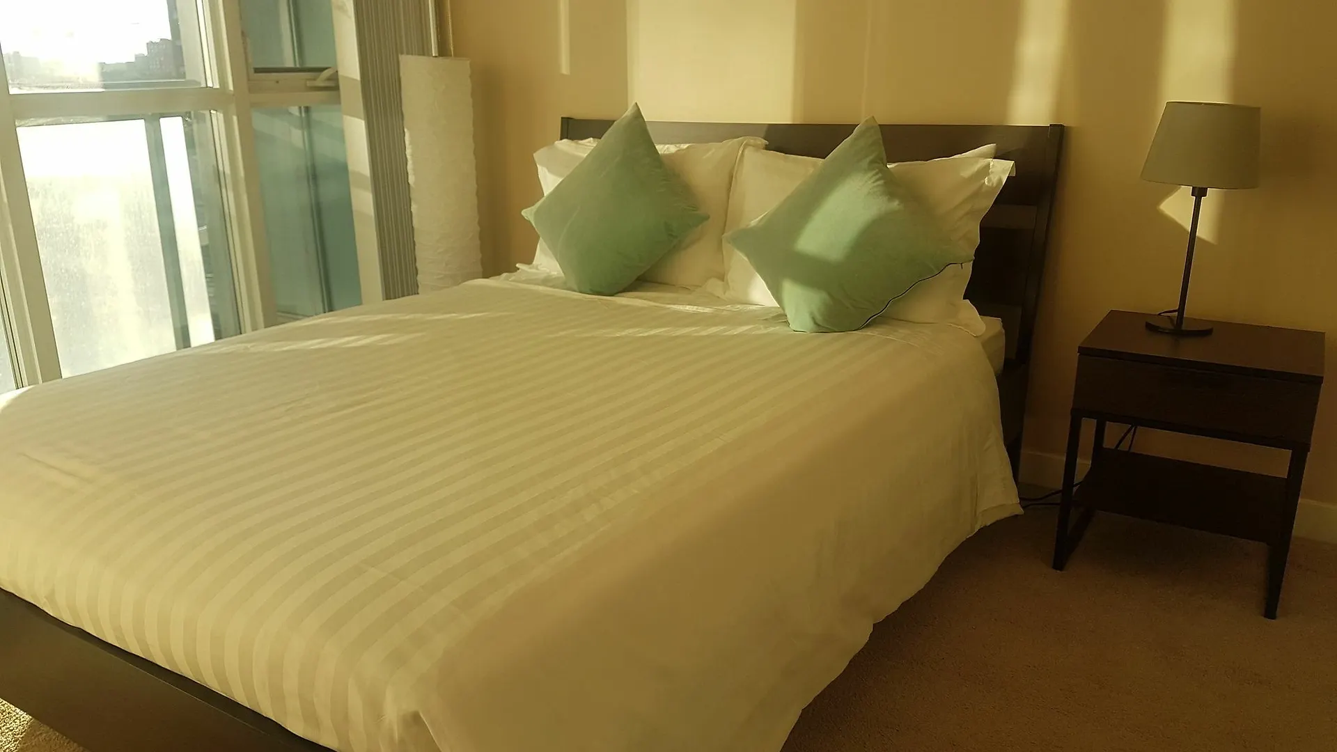 N2N Suites - Downtown Lake & City View Apartments Toronto