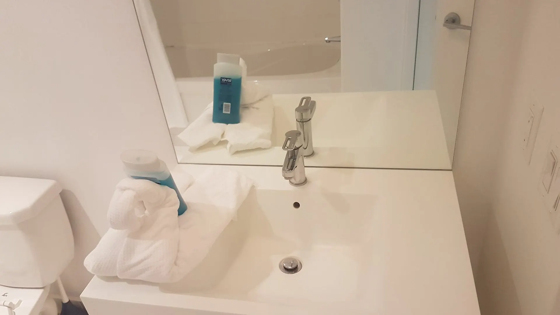 N2N Suites - Downtown Lake & City View Apartments Toronto